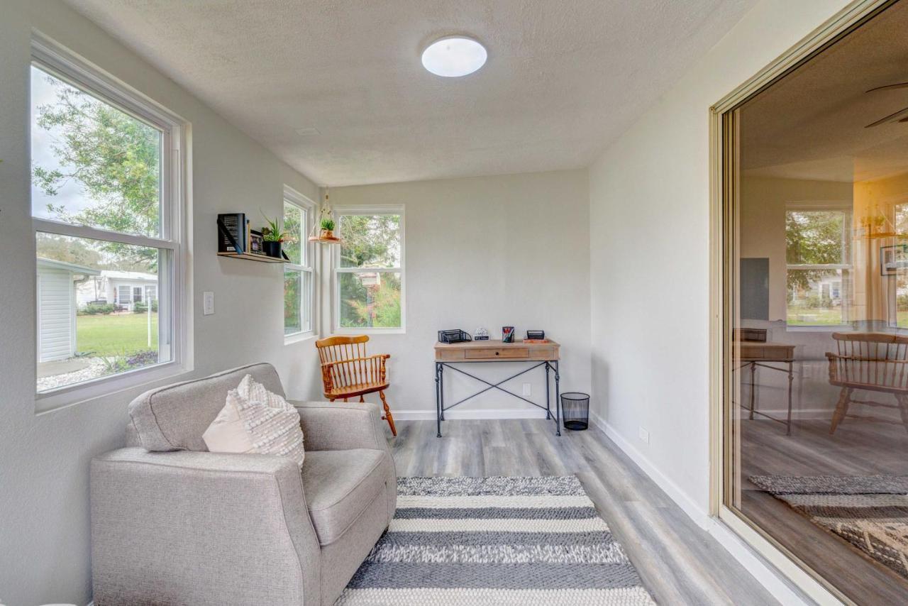 Peaceful Lady Lake Home With Screened-In Porch! Exterior photo