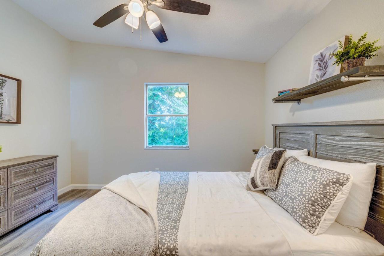 Peaceful Lady Lake Home With Screened-In Porch! Exterior photo