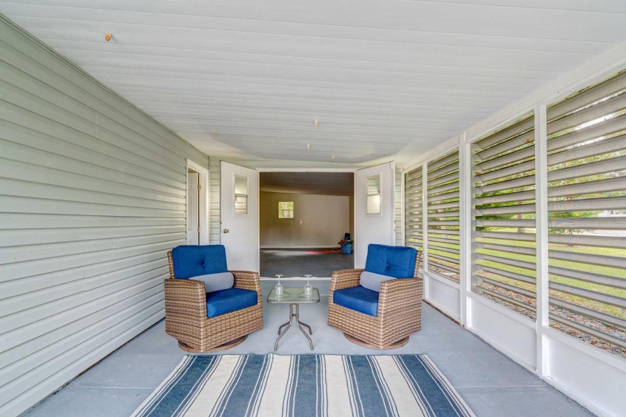 Peaceful Lady Lake Home With Screened-In Porch! Exterior photo